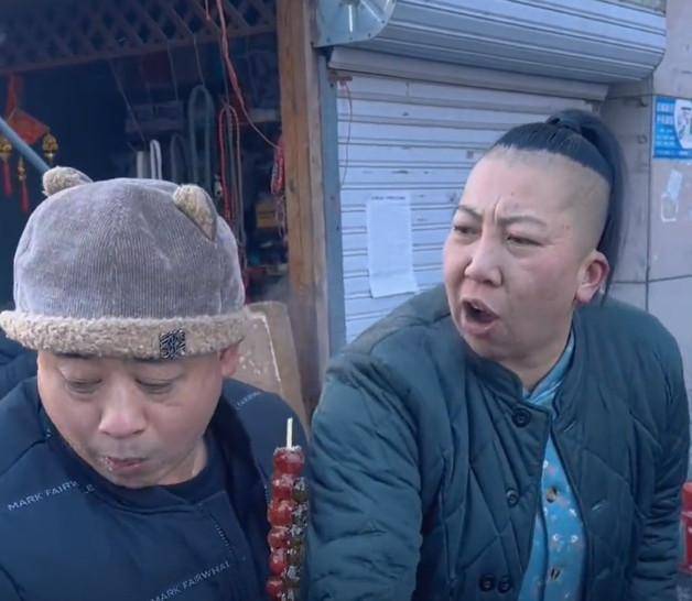 豪横的东北媳妇,单手扛起百斤老母猪,走红后被质疑