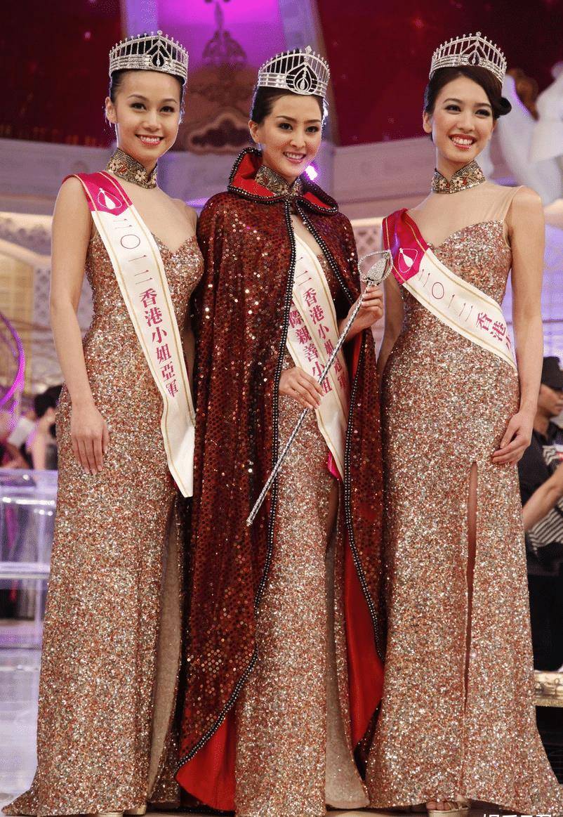 是《2012年度香港小姐竞选》季军,同届冠军张名雅(中),亚军黄心颖