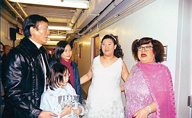 鄭少秋在與沈殿霞結婚前,還與女友盧慧茹生有大女兒鄭安儀,不過母女倆