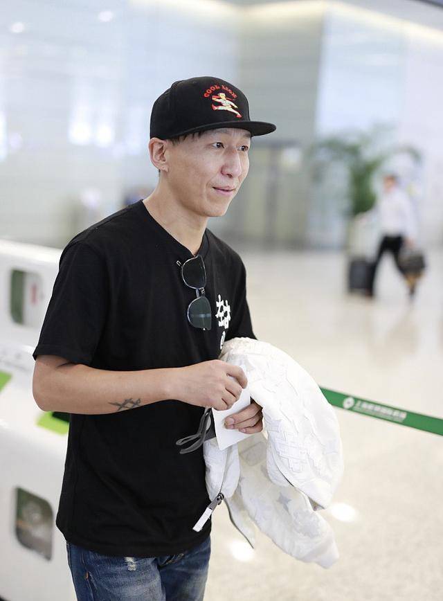 陈羽凡挤眉弄眼亮相,满脸皱纹犹如宋小宝,左右胳膊纹身十分抢镜