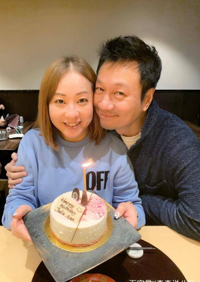 54岁黎耀祥陪妻子购物庆生,他坐在柜台前观看任由女方挑选礼物_太太