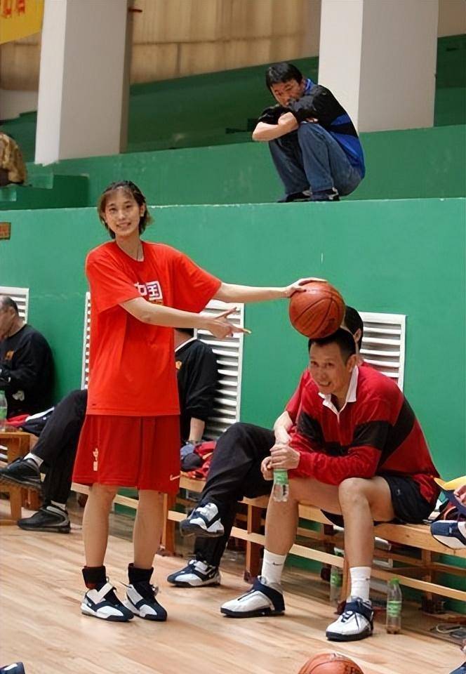 隋菲菲:曾是女篮颜值担当,坐拥上校军衔,退役后依旧放不下篮球_父亲