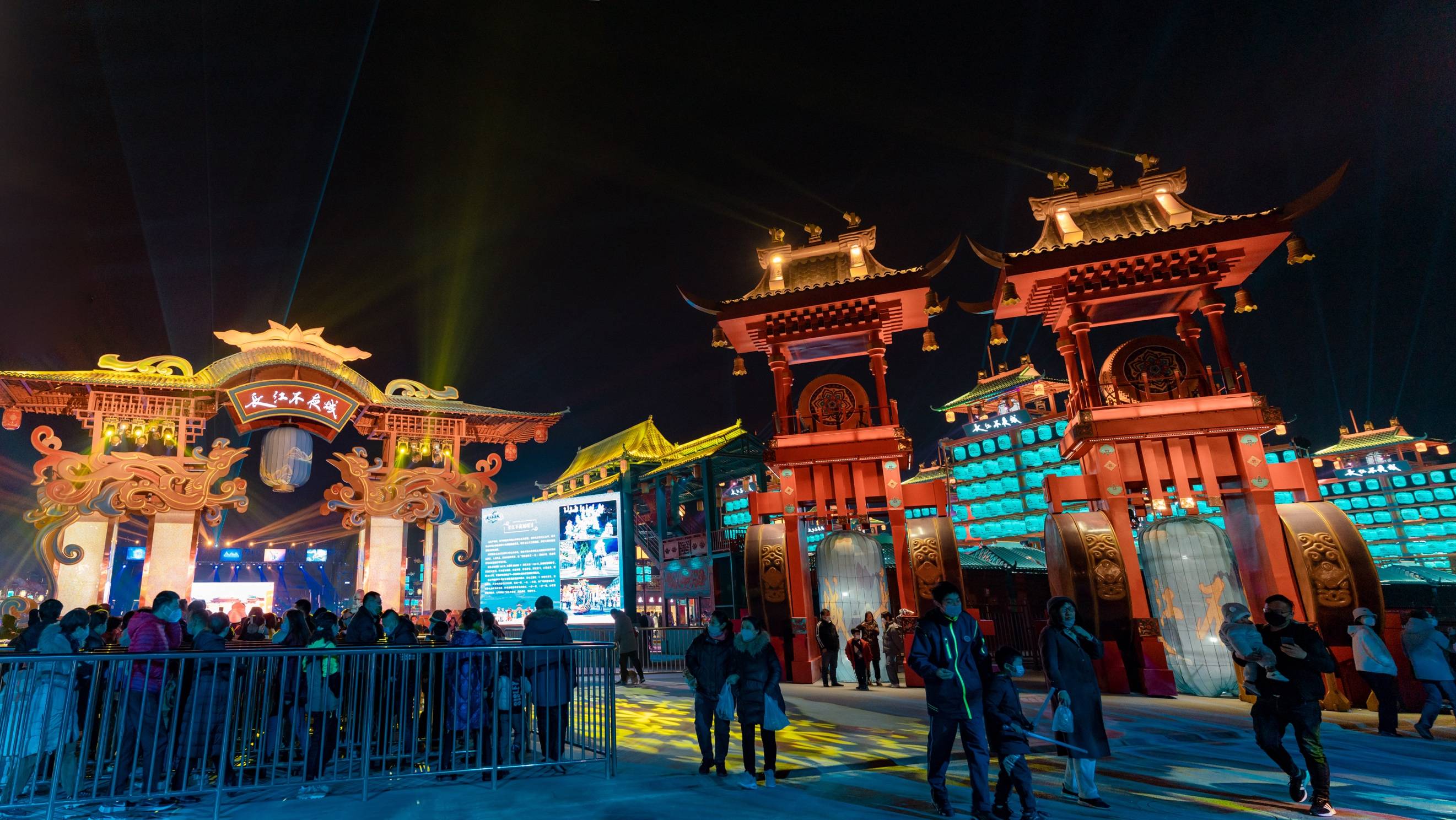 河南戏剧幻城,超级文和友,再到立足当地传统文化特色打造的新国潮街区