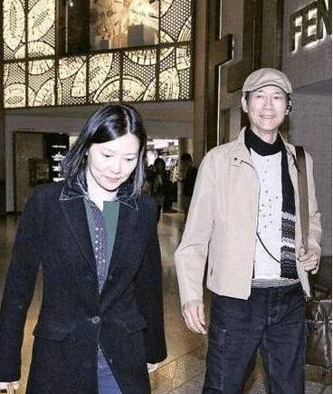 郑少秋便与第三任妻子官晶华正式注册结婚至今,二人育有两名女儿郑咏