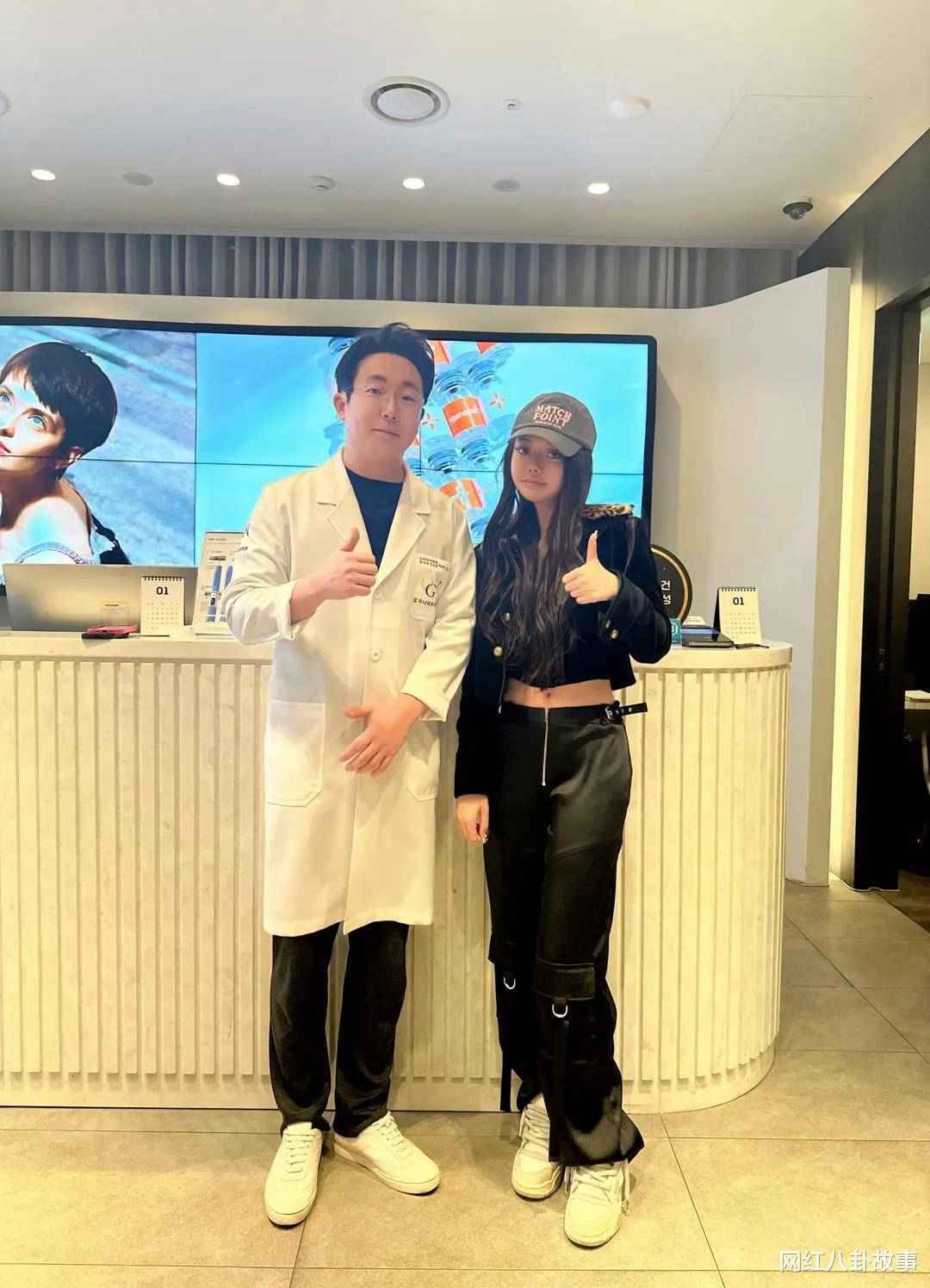 辛巴的学生丹丹在国内挣钱花在国外,黄卡在韩国购物,他还是觉得很可敬