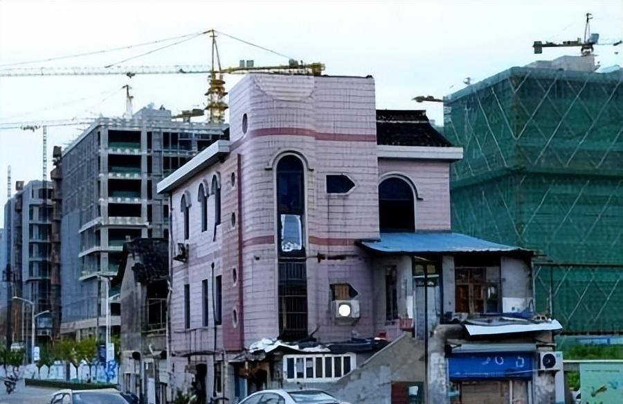 2003年,上海最牛钉子户张新国,坚持要一个亿加六套房,结局如何_房子