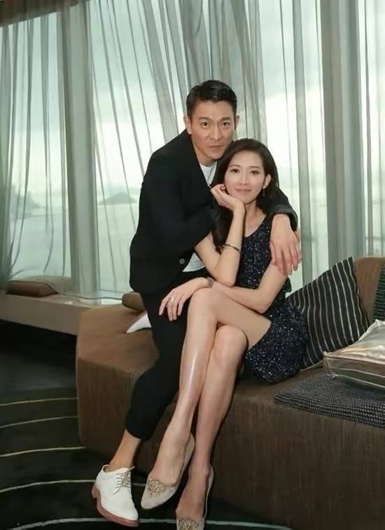 刘德华林志玲亲密合影,男的穿西装帅气稳重,女的穿开衩裙好撩人_黑色