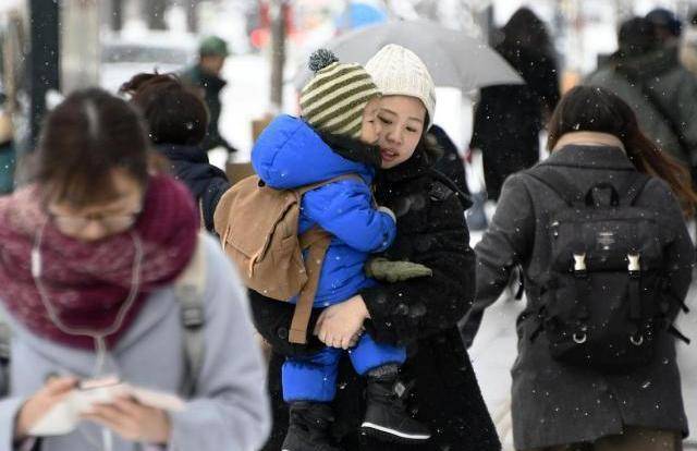 寒流侵袭多地降暴雪，日本人出门全副武装，网友：说的不怕冷呢?？