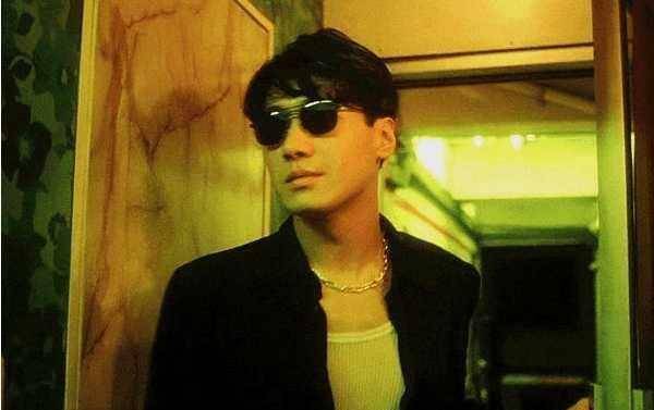 四大天王中还得属黎明最帅,颜值巅峰时张家辉目不转晴盯着看_质疑