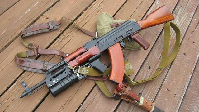 听听枪械高手点评ak系列突击步枪的优点与缺陷_弹匣_子弹_射击时