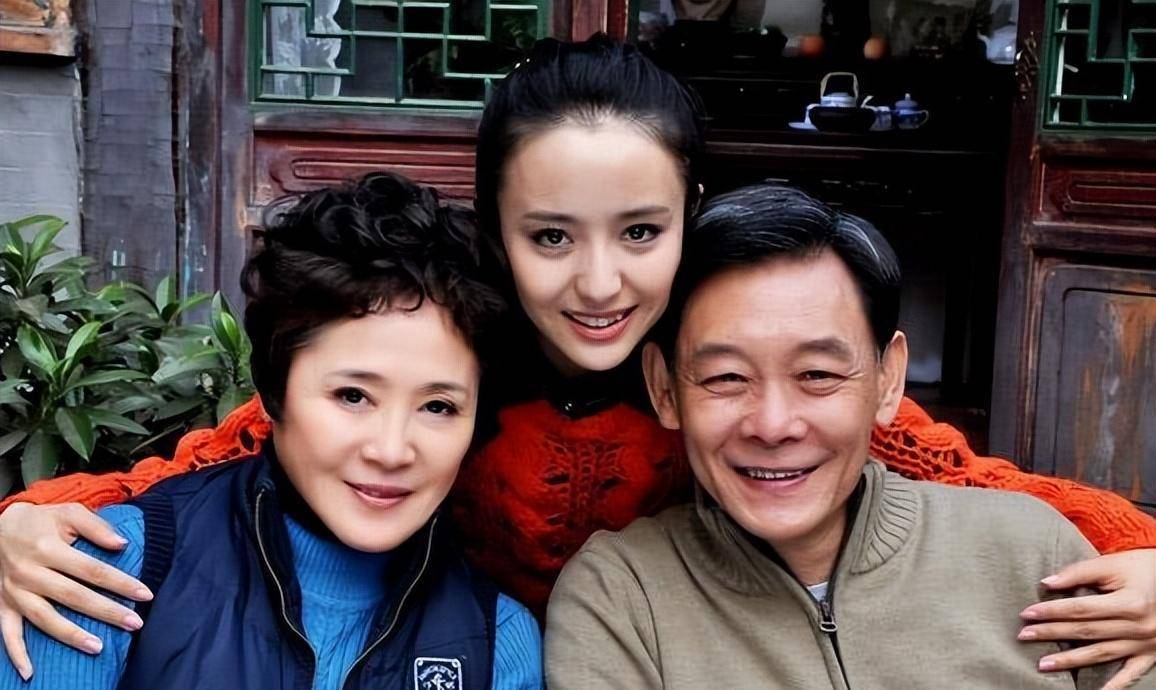 盖克:27岁爆红,巅峰时出国结婚,32岁丧夫,64岁依旧单身_周思仁_事业