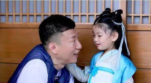 又是一个女儿奴,孙红雷晒3岁女儿照片,小家伙举手呆萌比耶!