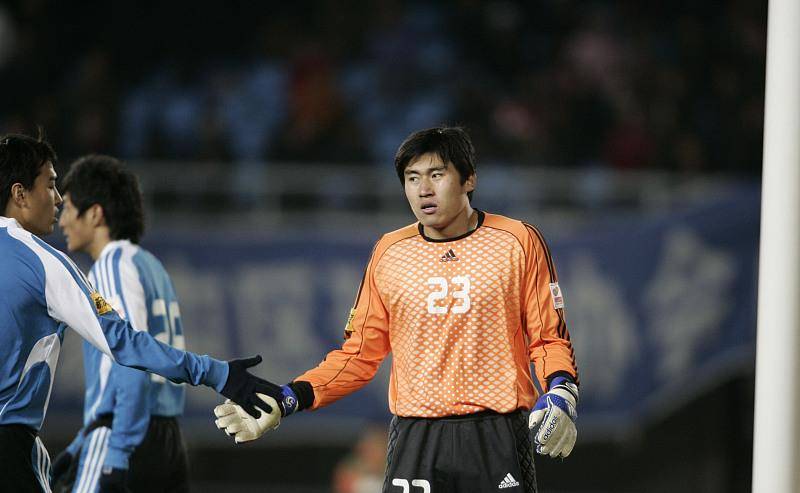 大连功勋门将,却因发挥失常被质疑打假球,遭到球队三停处罚_孙寿博