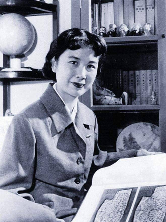 黄梅戏大师严凤英被魔头害了之后,其丈夫王冠亚为其著书立传