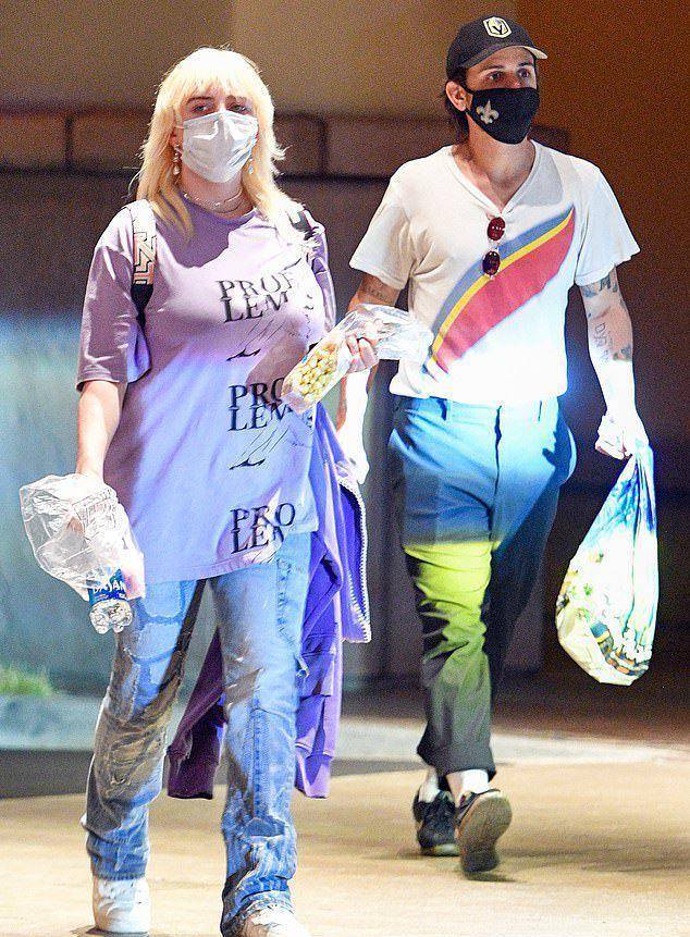 当地时间6月10日晚,美国女歌手比莉·艾利什(billieeilish,碧梨)出现