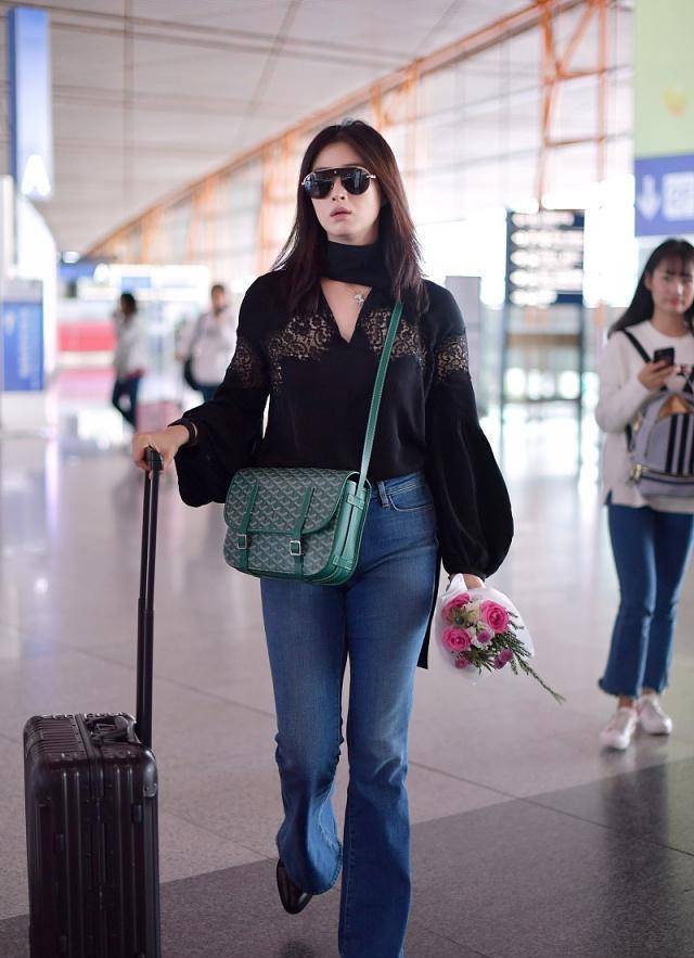 蒋欣太敢穿了,穿紧身牛仔裤勒出圆润"豪华臀",幸亏气质不凡!