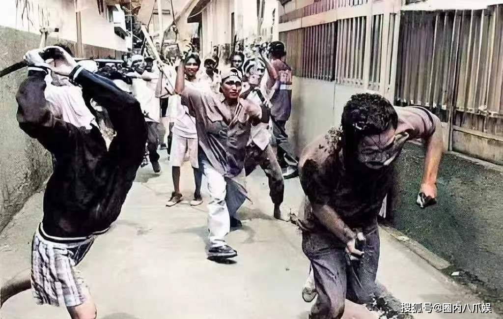 1998年印尼排华事件,一名华人被围殴追打,头破血流._暴徒_大屠杀_照片