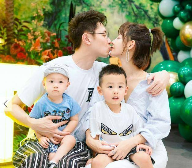 婚后张嘉倪连生两个儿子,升级幸福四口之家,羡煞旁人