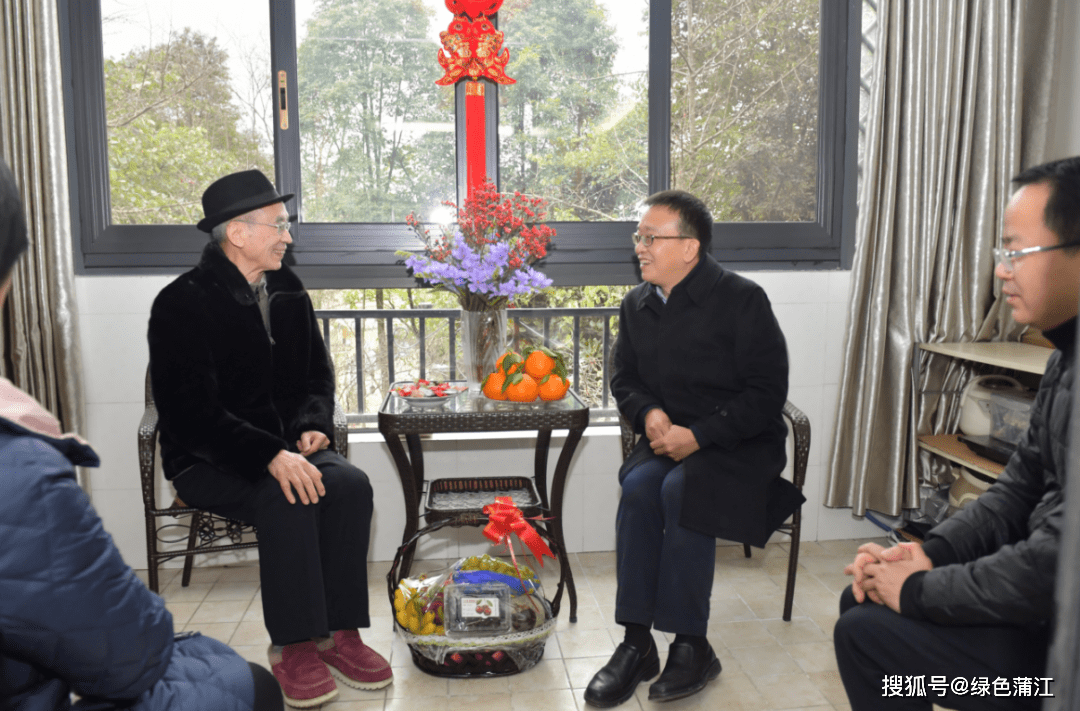 蒲发友先后前往老干部姚万成,钟金武家中,关切询问老同志的日常生活和