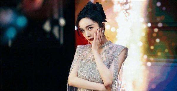 龙丹妮对杨幂飞吻,近身耳语粉丝慕了_关系_超越_星光