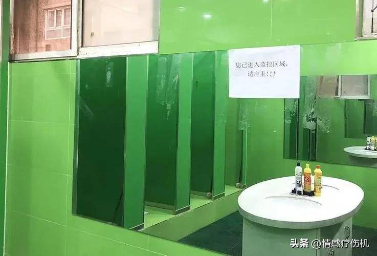 桂林一酒吧男厕所装双面镜看女士化妆,你去的公共厕所有监控吗?