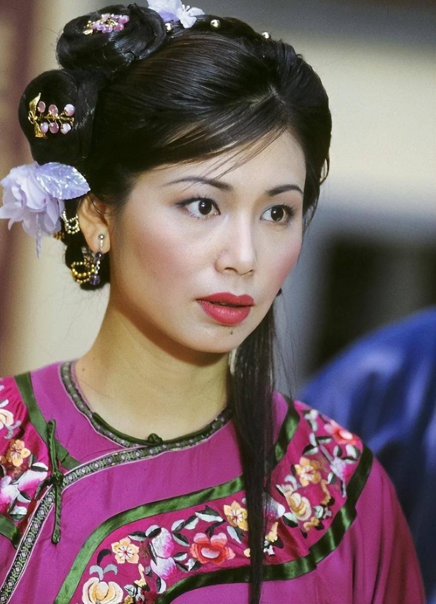 她的扮演者冯晓文当初与艾敬,黎亚,晓虹被媒体评选为"广州四大美女".