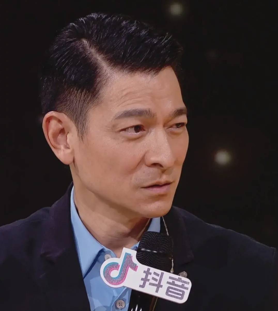 刘德华出道四十年直播,关闭刷礼物功能,与马东畅聊揭秘红的原因_反思