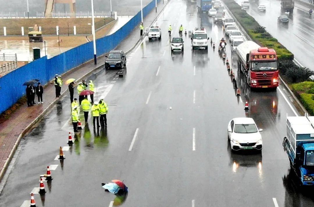 柳州發生慘烈車禍,行人過馬路被撞身亡_道路_斑馬線_路段