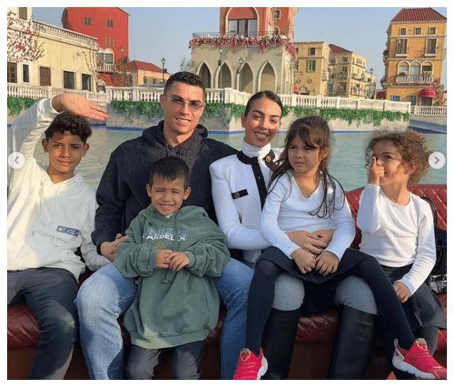 c罗带4个娃出游,乔治娜踩高跟,秀出好身材,总裁温馨发文_利雅得_家人