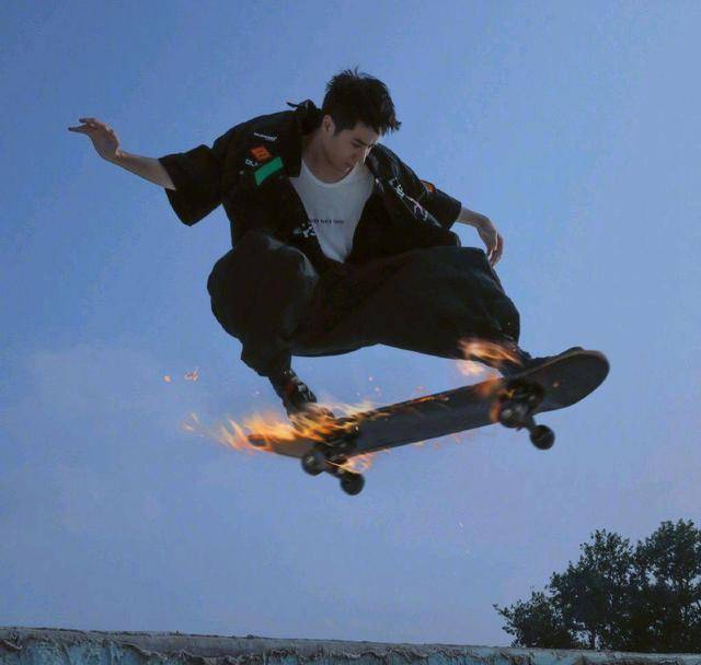 王一博全新时尚封面出炉,造型前卫让人眼前一亮!_突破性_滑板_主题