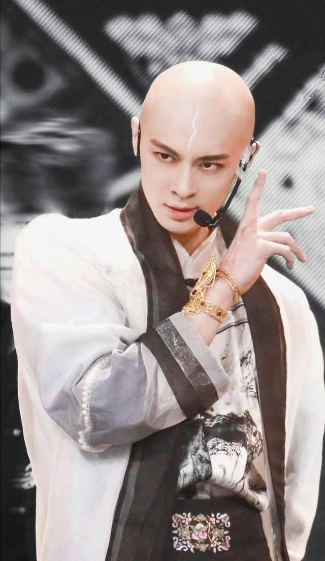 梁森之后二公舞台选择了王嘉尔的《okay》这首歌,并且在舞台上表现