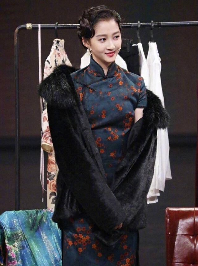 《王牌对王牌》关晓彤身着旗袍大秀美腿,美艳非凡!_嘉宾_女子_墨绿色