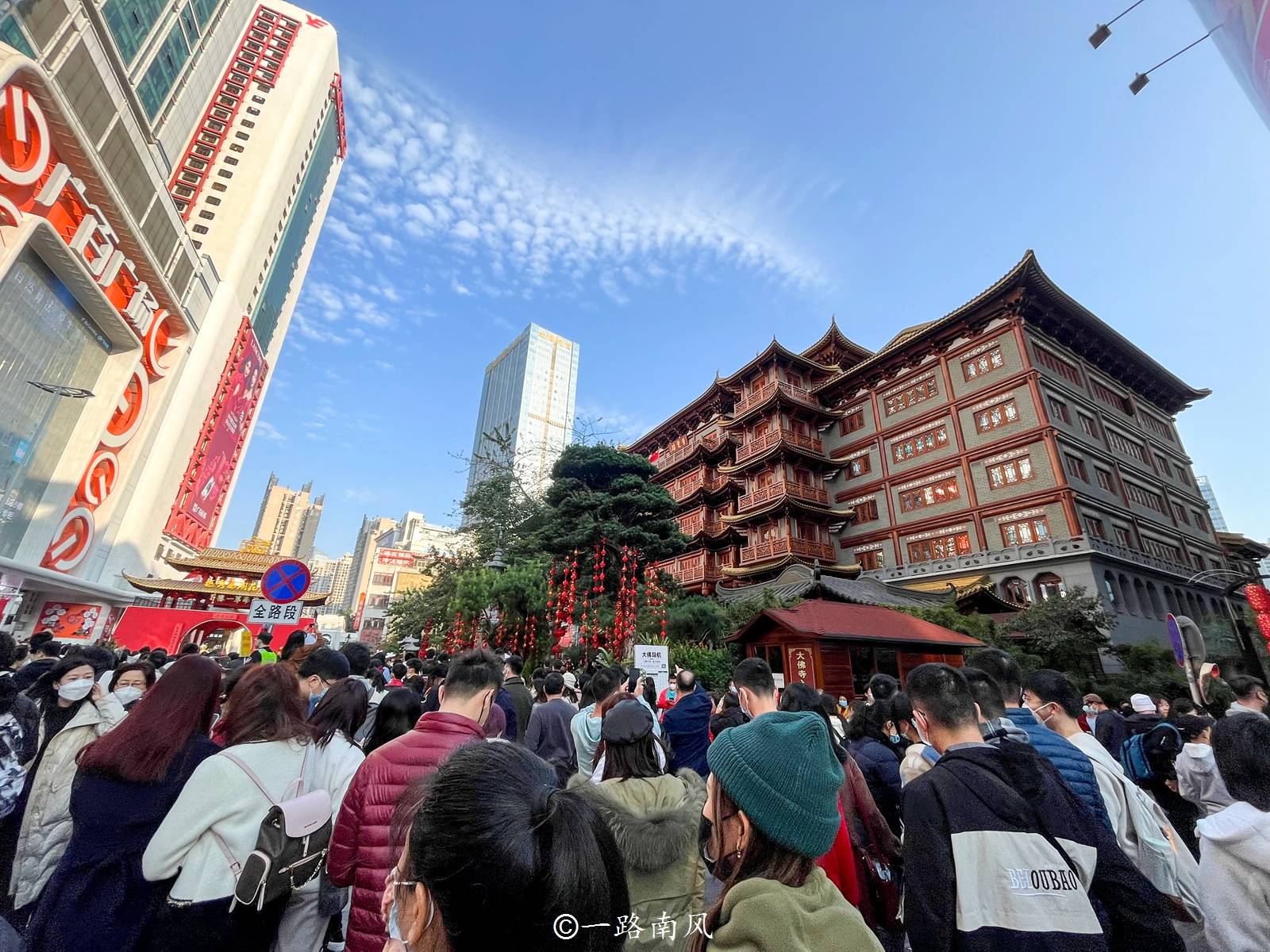 西湖路最經典的打卡點是大佛寺,這座佛教建築有點像重慶的洪崖洞,大氣