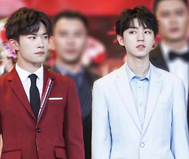 易烊千玺新造型曝光,长发油头太扎眼,意外撞型华晨宇_风格_明星_发型