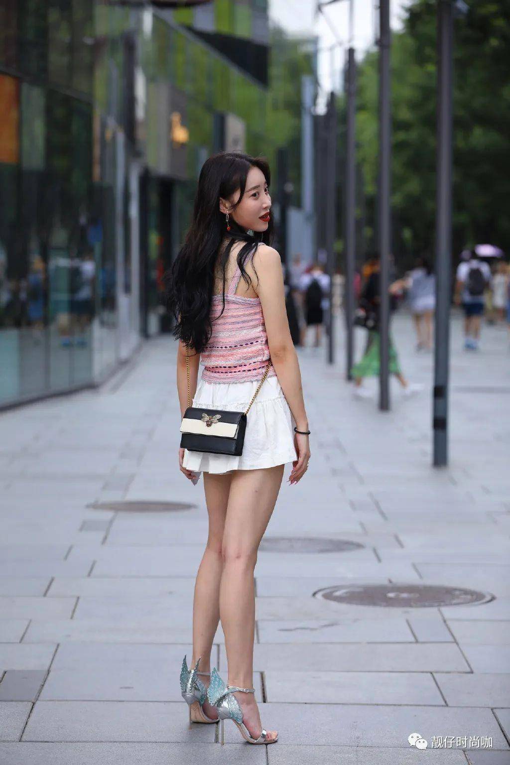 喜欢穿"短裙"的女生注意,学会这些搭配技巧,让你优雅又脱俗!