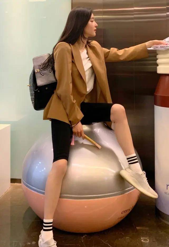 从这款卡其色的西装外套上,是已经衬托的潘满奎有气场了很多,同时从