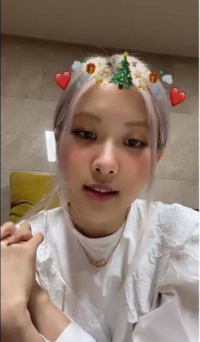 blackpink朴彩英晒照,大佬坐姿超飒,携爱犬直播送祝福豪宅曝光_hank