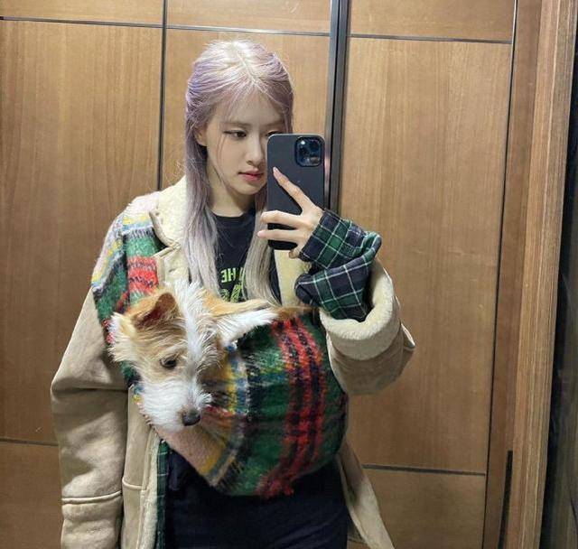 blackpink朴彩英式晒照,怼脸自拍脸颊比耶可爱,黑白泪滴妆绝美_hank