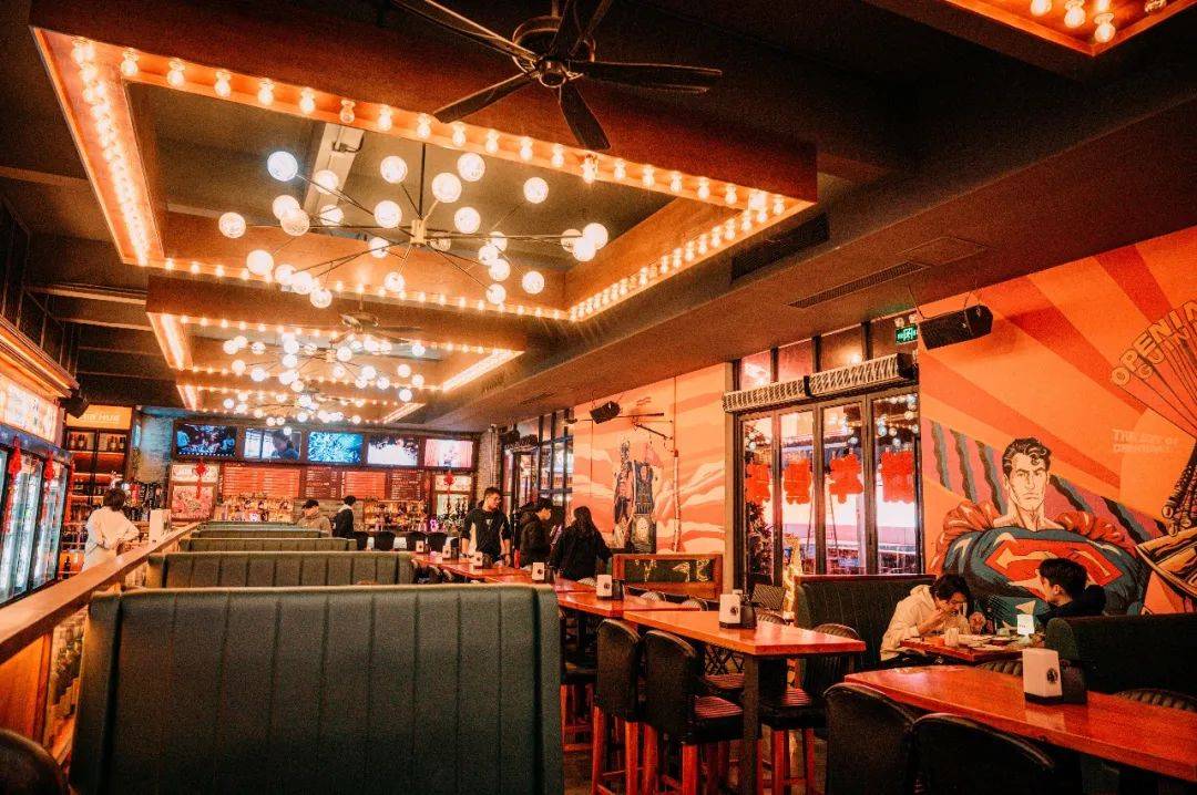 开在天德广场的hibhub公社,经典美式工业风酒吧,也是年轻人超爱来打卡