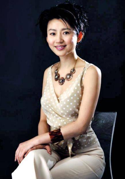 51岁央视主持人王小丫现身超市,还是当年模样,曾和李咏组"cp"_网友