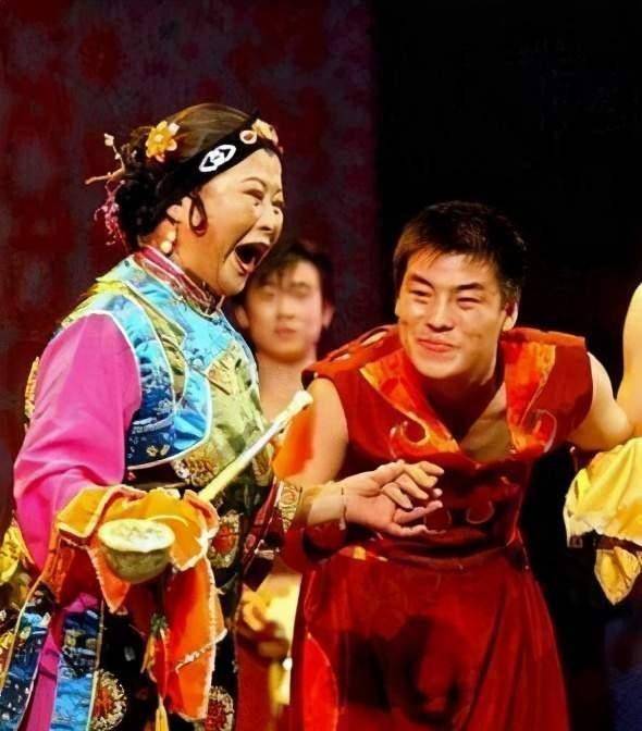 李静是二人转演员,早年因与赵本山合作过《跳大神》,《一加一等于几》