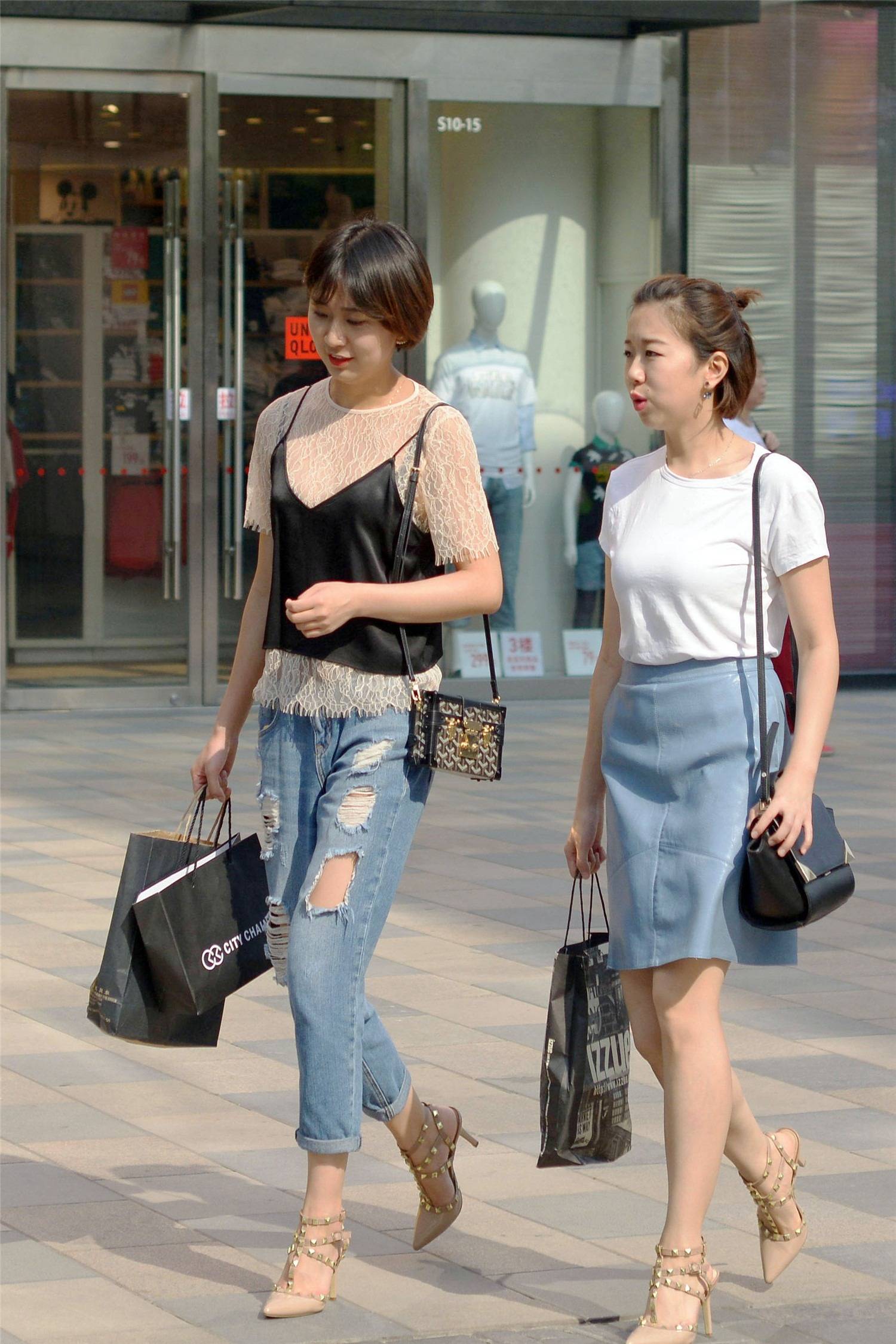 牛仔裤搭配高跟鞋还是平底鞋,高跟鞋会提升气质_身材_显得_白色
