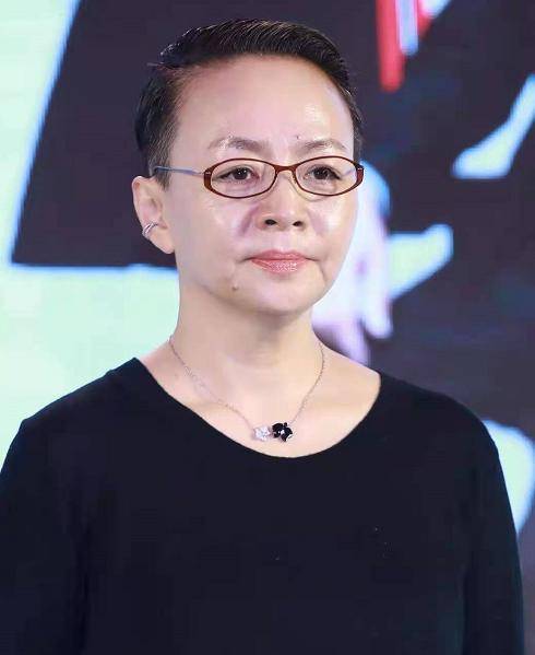 61岁宋丹丹逛街被拍,素颜出镜皮肤泛红,手拎三袋爱马仕太招摇_网友