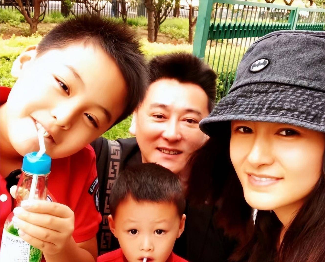 演员刘小锋:娶小16岁演员为妻,婚后育有两子,今一家四口其乐融融_父母