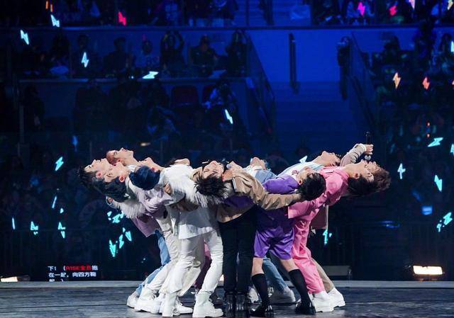 r1se开花式鞠躬引人爆笑,网友:他们是不是对鞠躬有什么误解?