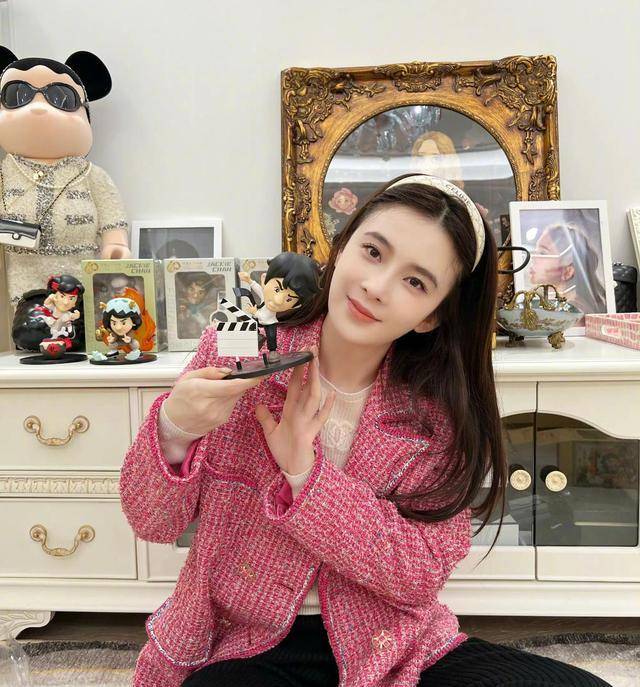 成龙给赵樱子送手办,写亲笔签名,赵樱子开心晒图,感