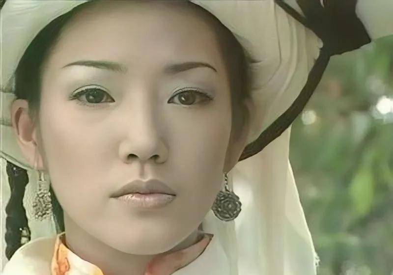 关宝慧:缩水版彭丹,凭借一部《八仙饭店》成为风月片常客_香港_黄日华