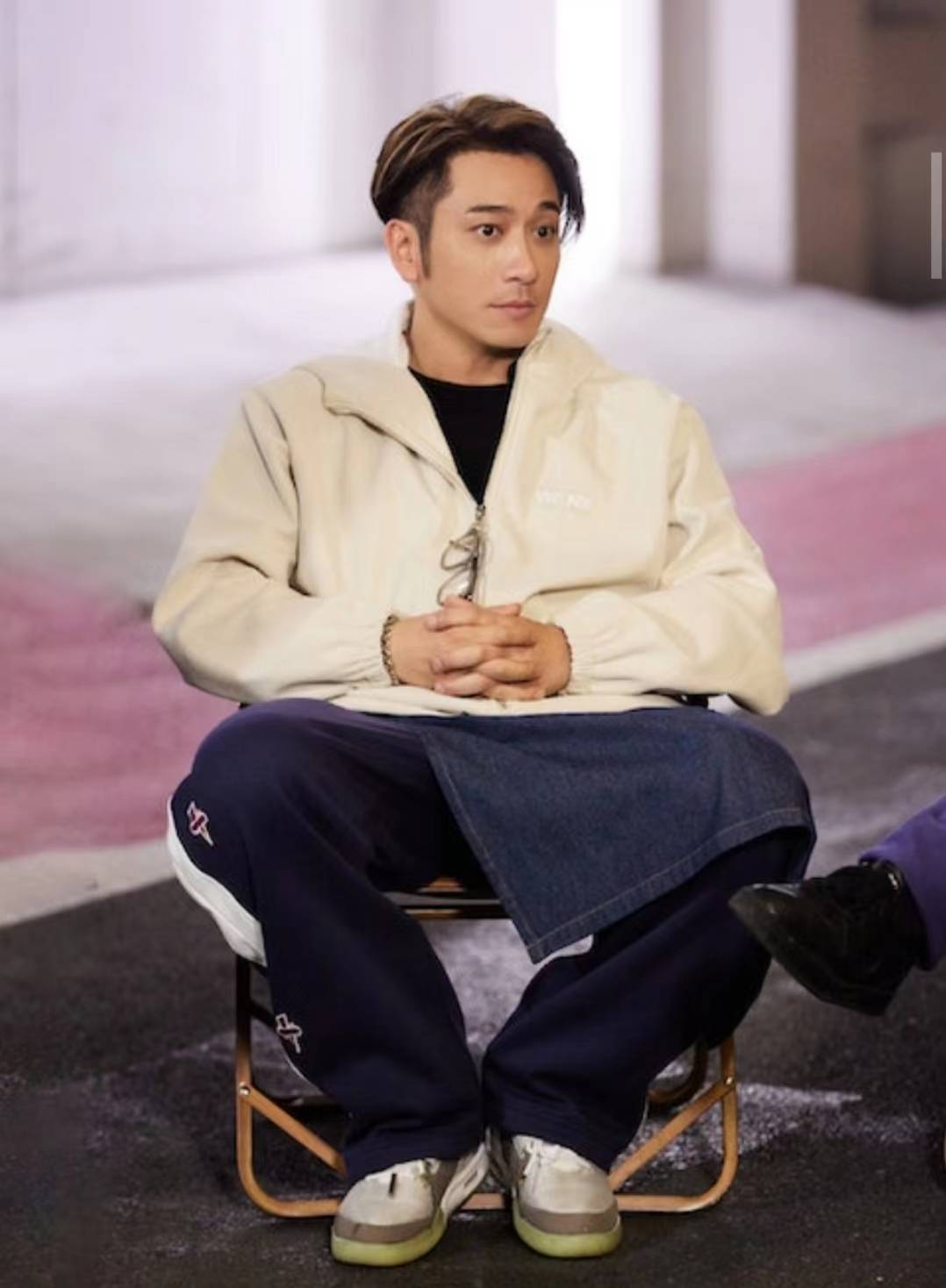 港圈知名男神节目湿身后暴露身材,大肚腩被指内地伙食好_吴卓羲_网友