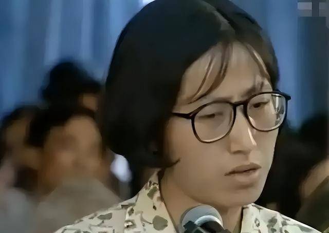 待走到无人的地方,杨玉霞打开硫酸,直接朝徐丽君泼去.