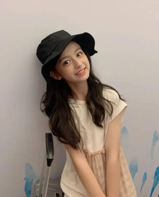 虽然才11岁,但是烫了卷发造型的她看上去还是很优雅端庄,尽显女神风范